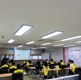  일자 : 7월 25일(금)장소 : 사하구자원봉사센터 3층 프로그램실​센터는 2025년 여름방을 맞아 '청소년 자원봉사 썸머스쿨' 발대식을진행했습니다. 나눔과 배려에 대한 올바른 가치를 확립시키고, 현장에서 안전하게 활동할 수 있도록 기초소양교육을 실시하였습니다.
